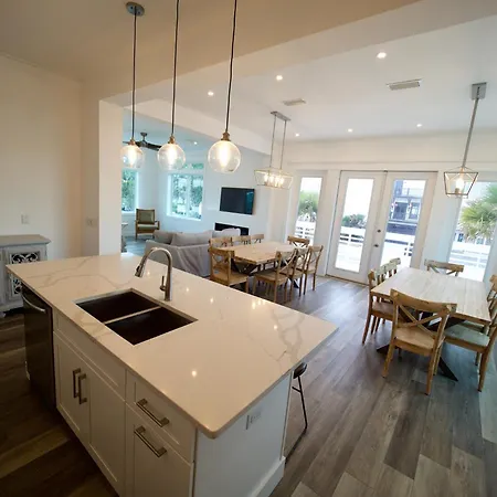 3 Bedroom Catalina Townhome With Rooftop Deck Great Oceanviews, Steps To Beach